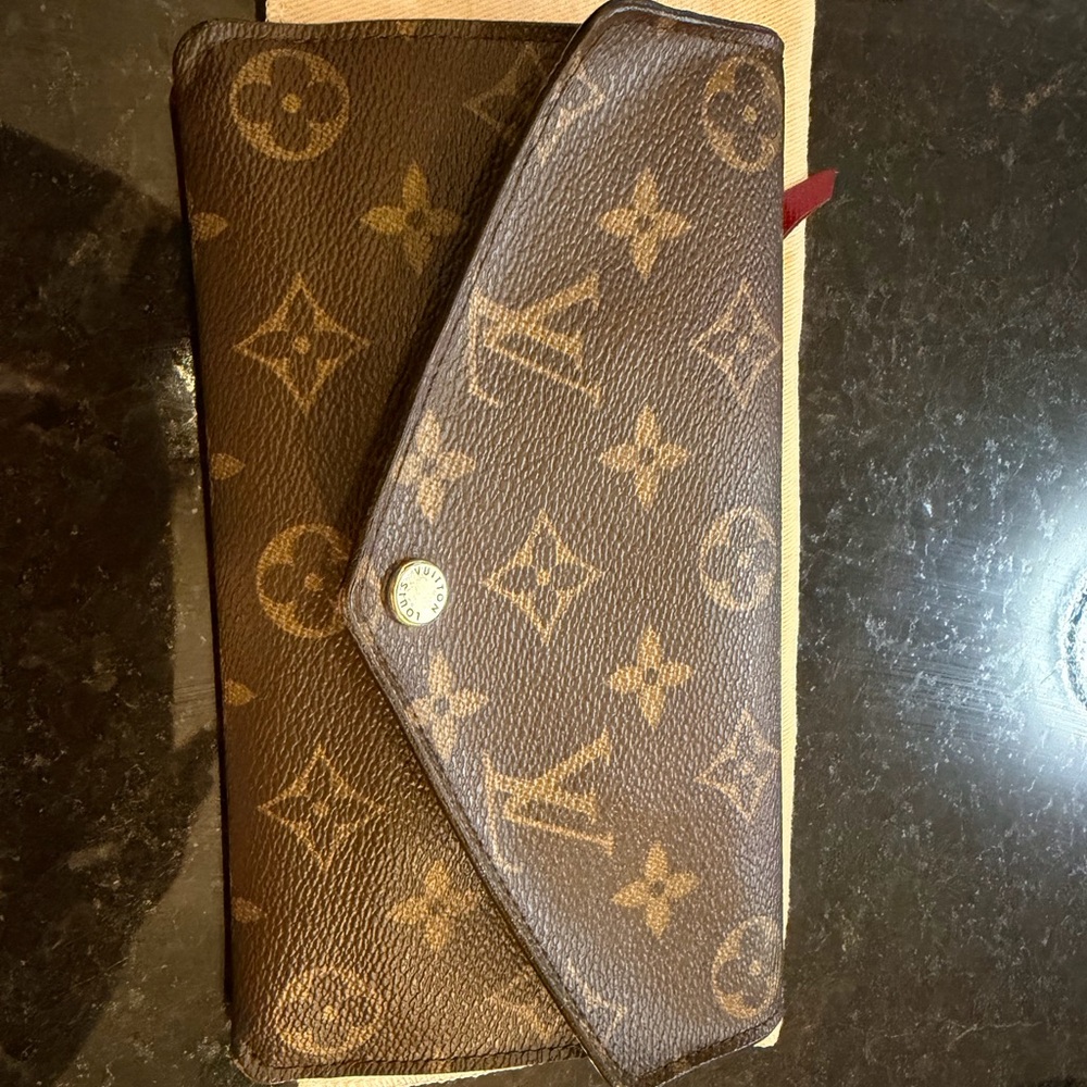 Louis Vuitton Monogram Wallet Classic LV Logo Design